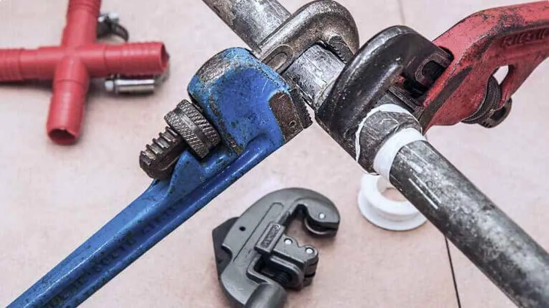 Rohrbruch und Leitungsarbeit in Berlin – Rohrzange an Metallrohr, schnelle Hilfe durch Fabeus