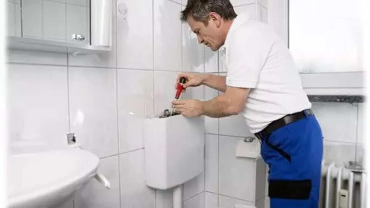 Spülkasten-Reparatur in Ingolstadt – Monteur arbeitet an WC-Spülkasten und Innentechnik